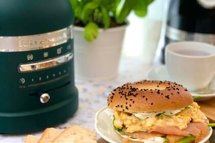 Bagel au saumon fumé, cream cheese et oeufs brouillés • Leslie en Cuisine