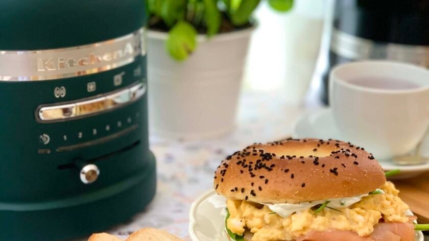 Bagel au saumon fumé, cream cheese et oeufs brouillés • Leslie en Cuisine