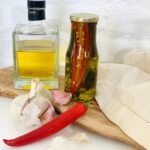 Huile pimentée aux tiges d’aromates • Leslie en Cuisine
