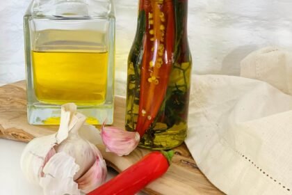 Huile pimentée aux tiges d’aromates • Leslie en Cuisine