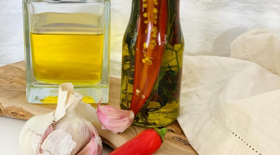 Huile pimentée aux tiges d’aromates • Leslie en Cuisine