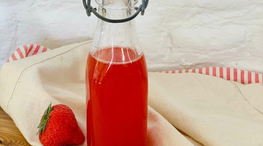 Sirop de queues de fraises • Leslie en Cuisine
