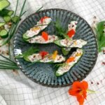 Concombres farcis au fromage de chèvre, poivre rose, roquette et pignons de pin
