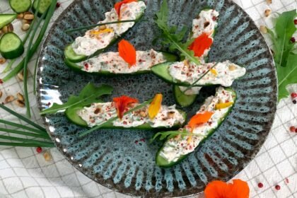 Concombres farcis au fromage de chèvre, poivre rose, roquette et pignons de pin