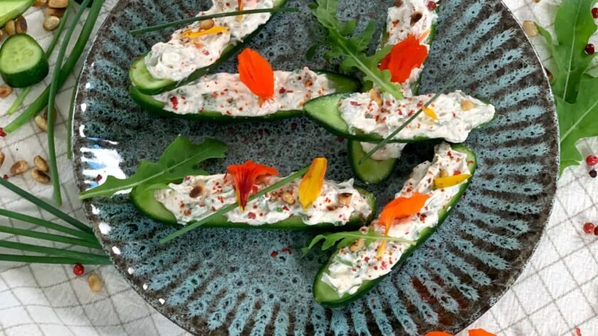 Concombres farcis au fromage de chèvre, poivre rose, roquette et pignons de pin
