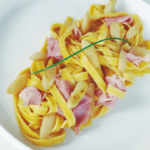 Tagliatelle aux asperges, feuilletine de jambon et beurre citronné • Leslie en Cuisine