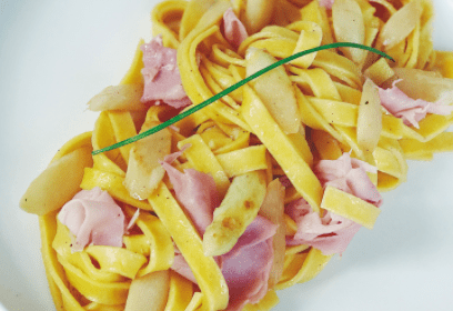 Tagliatelle aux asperges, feuilletine de jambon et beurre citronné • Leslie en Cuisine
