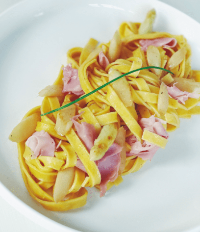 Tagliatelle aux asperges, feuilletine de jambon et beurre citronné • Leslie en Cuisine