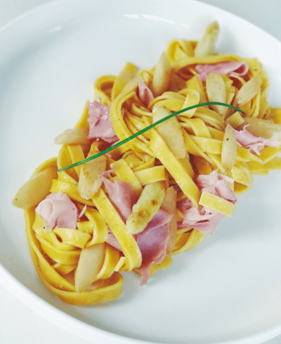 Tagliatelle aux asperges, feuilletine de jambon et beurre citronné • Leslie en Cuisine