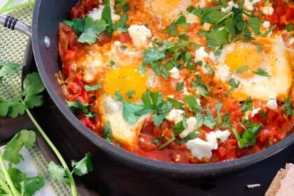 Oeufs à la tomate et feta ou chakchouka • Leslie en Cuisine