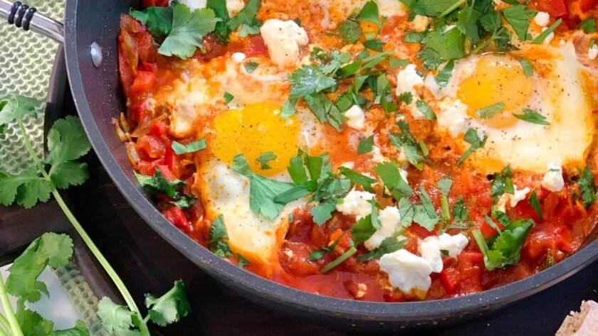 Oeufs à la tomate et feta ou chakchouka • Leslie en Cuisine