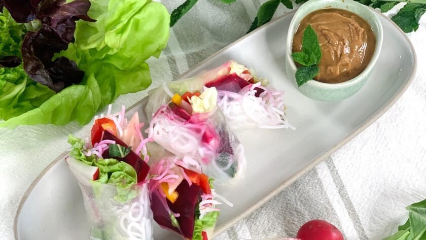 Rouleaux de printemps aux légumes et la sauce cacahuète