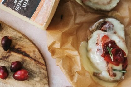 Bruschetta de pain de noix, chutney de figues, Vacherin Fribourgeois AOP • Leslie en Cuisine