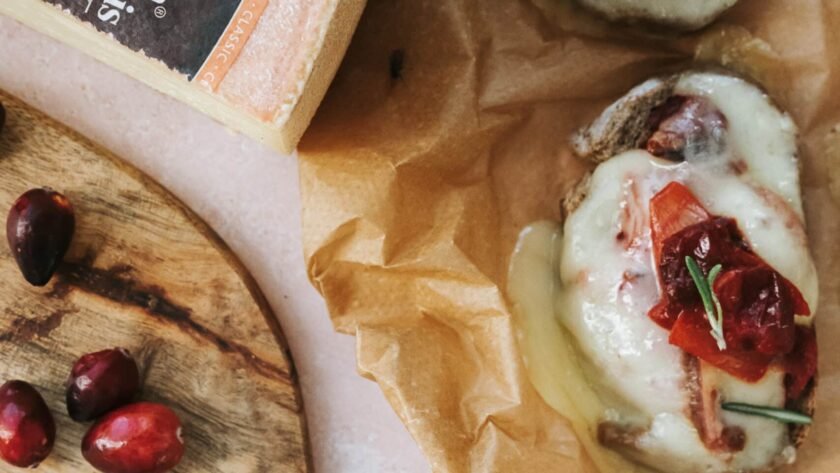 Bruschetta de pain de noix, chutney de figues, Vacherin Fribourgeois AOP • Leslie en Cuisine