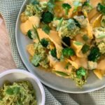 Nachos aux brocolis et sauce cheddar • Leslie en Cuisine
