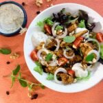 Salade d'aiguillettes de poulet, sauce yaourt paprika et cumin • Leslie en Cuisine