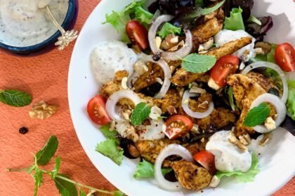 Salade d'aiguillettes de poulet, sauce yaourt paprika et cumin • Leslie en Cuisine