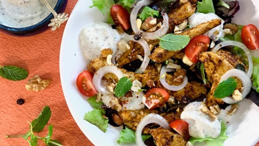 Salade d'aiguillettes de poulet, sauce yaourt paprika et cumin • Leslie en Cuisine