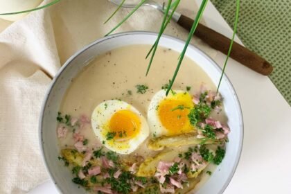 Velouté d’asperges blanches, oeuf mollet et émincé de jambon • Leslie en Cuisine