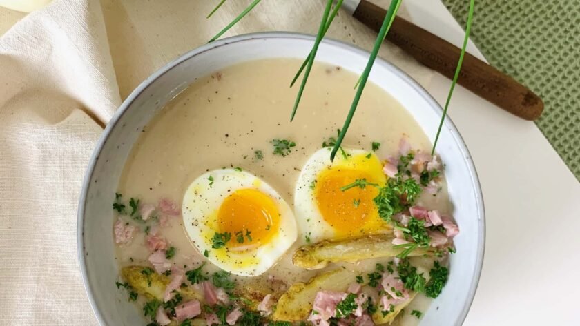 Velouté d’asperges blanches, oeuf mollet et émincé de jambon • Leslie en Cuisine