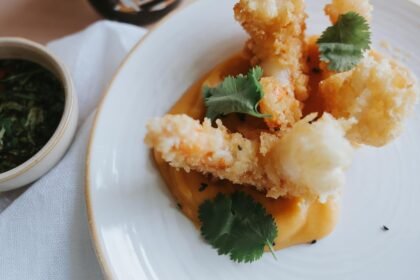 Crevettes croustillantes, purée de patate douce coco et sauce soja relevée • Leslie en Cuisine