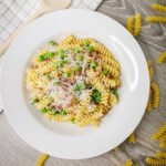 Fusili crème, lardons et petits pois • Leslie en Cuisine