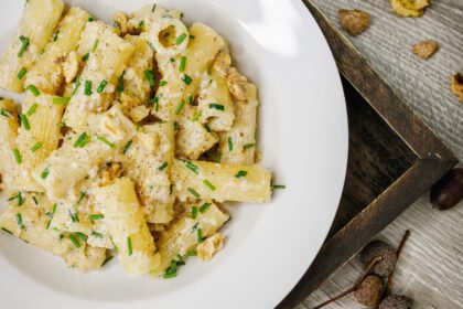 Rigatoni crème de noix, parmesan et ciboulette • Leslie en Cuisine