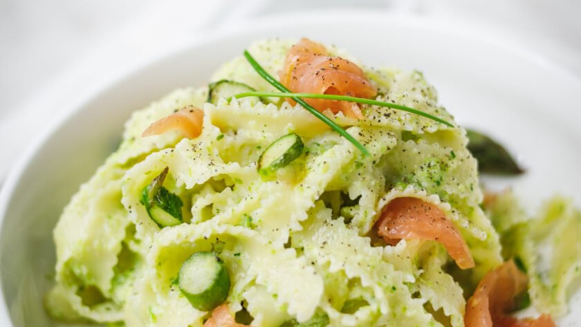 Tagliatelle saumon fumé, asperges vertes et estragon • Leslie en Cuisine