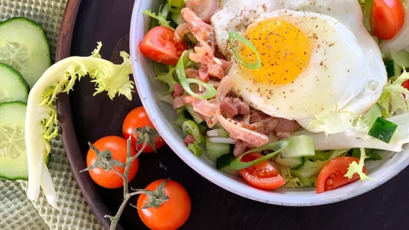 Frisée de printemps aux lardons • Leslie en Cuisine