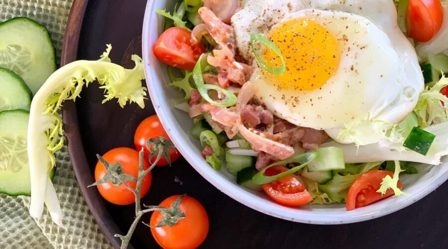 Frisée de printemps aux lardons • Leslie en Cuisine