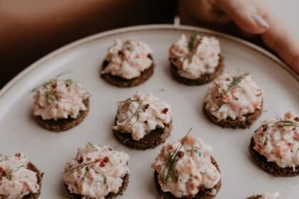 Rillettes aux deux saumons et pain noir • Leslie en Cuisine