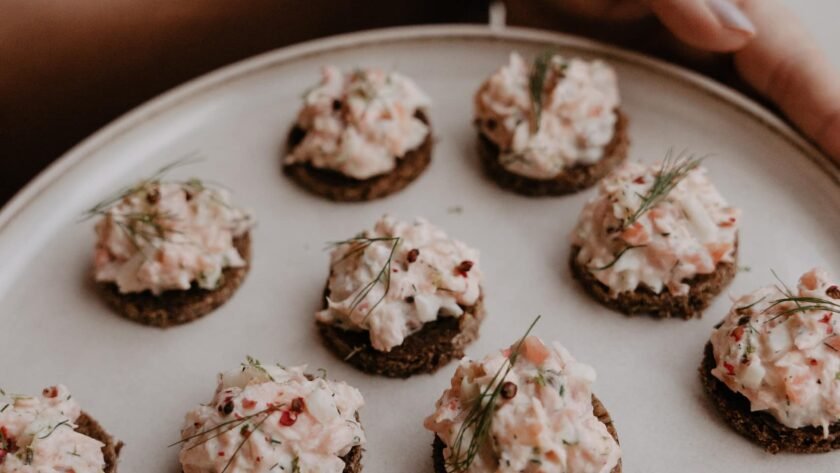 Rillettes aux deux saumons et pain noir • Leslie en Cuisine