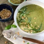 Soupe de courgettes au pesto de basilic, tuile de Parmesan et pignons de pin • Leslie en Cuisine