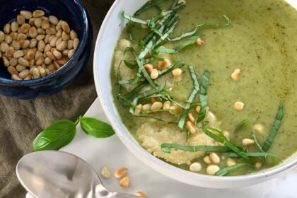 Soupe de courgettes au pesto de basilic, tuile de Parmesan et pignons de pin • Leslie en Cuisine