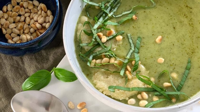 Soupe de courgettes au pesto de basilic, tuile de Parmesan et pignons de pin • Leslie en Cuisine