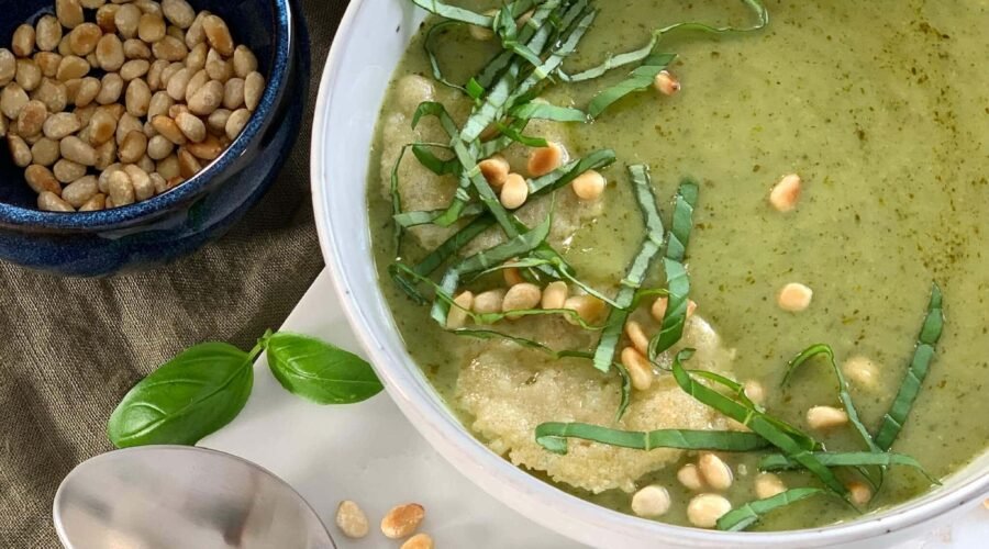 Soupe de courgettes au pesto de basilic, tuile de Parmesan et pignons de pin • Leslie en Cuisine