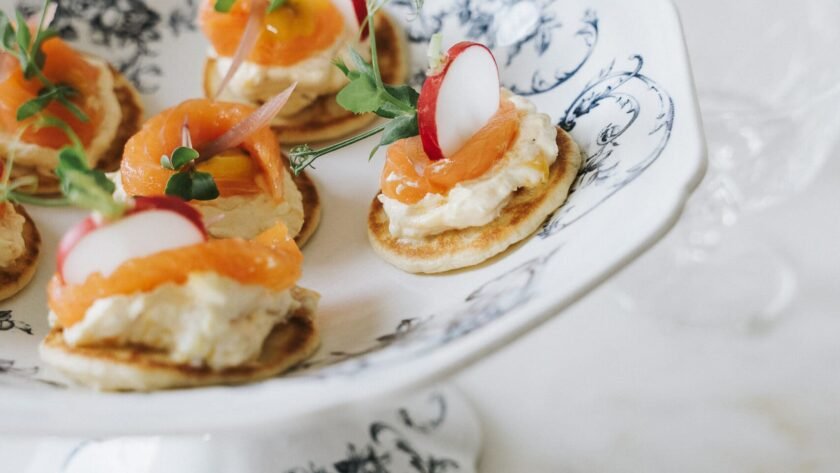 Blinis dos de truite et crème mangue • Leslie en Cuisine
