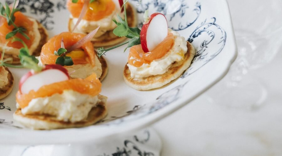 Blinis dos de truite et crème mangue • Leslie en Cuisine