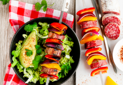 Brochettes de Cacciatore AOP, poivrons et oignons rouges • Leslie en Cuisine