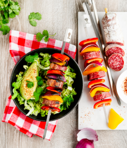 Brochettes de Cacciatore AOP, poivrons et oignons rouges • Leslie en Cuisine