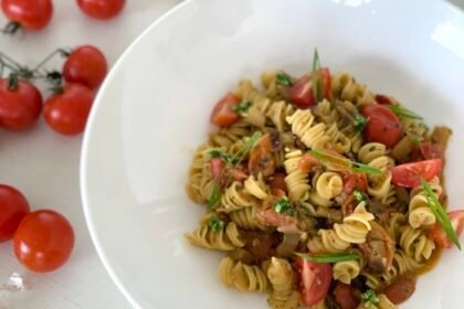 Fusilli aux tomates cerises, aubergines et pâte d’amande • Leslie en Cuisine