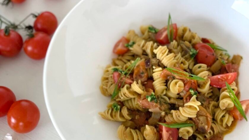 Fusilli aux tomates cerises, aubergines et pâte d’amande • Leslie en Cuisine