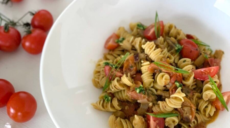 Fusilli aux tomates cerises, aubergines et pâte d’amande • Leslie en Cuisine