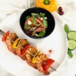 Salade Grecque et brochette de scampis grillés