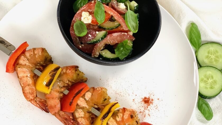 Salade Grecque et brochette de scampis grillés