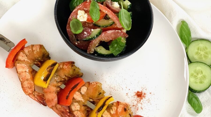 Salade Grecque et brochette de scampis grillés