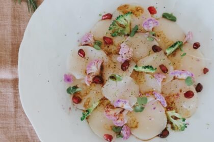 Carpaccio de Saint-Jacques, chou-fleur et grenades • Leslie en Cuisine