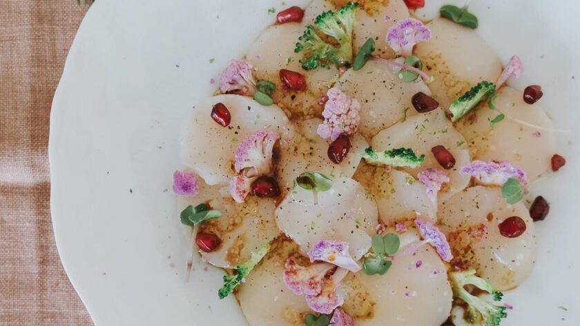 Carpaccio de Saint-Jacques, chou-fleur et grenades • Leslie en Cuisine