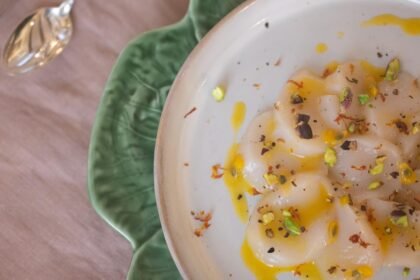 Carpaccio de noix de St-Jacques, agrumes, pistaches et poivre Timut • Leslie en Cuisine
