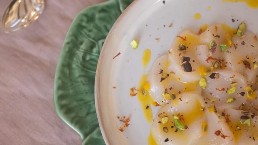 Carpaccio de noix de St-Jacques, agrumes, pistaches et poivre Timut • Leslie en Cuisine
